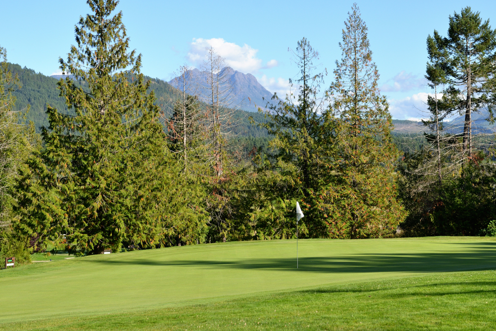 Alberni Golf Club all-grass lawn